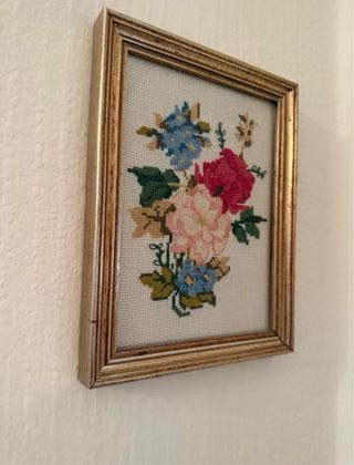 Ricamo punto croce floreale fatto a mano