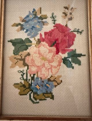 Ricamo punto croce floreale fatto a mano