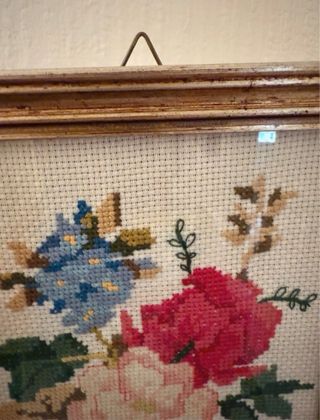 Ricamo punto croce floreale fatto a mano