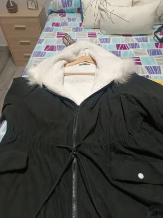 Chaquetón negro con forro blanco talla 58. Unisex