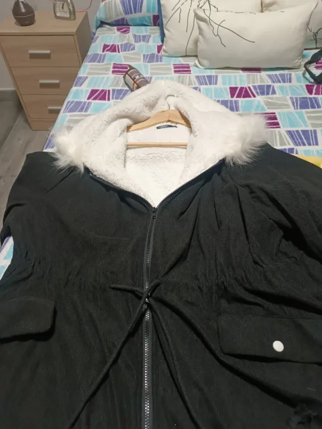 Chaquetón negro con forro blanco talla 58. Unisex
