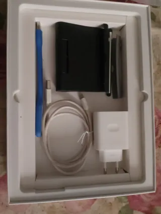 Tablet con scatola, cavo, penna e luce