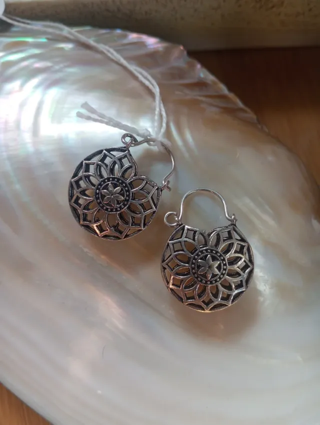 Pendientes plateados con diseño floral