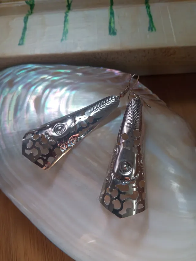 Pendientes plateados con diseño calado