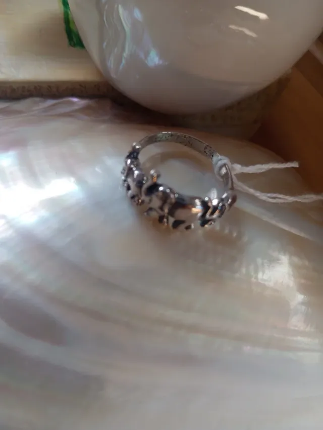 Anillo de plata con diseño de elefantes