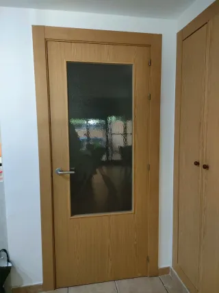 Puerta de roble con cristal