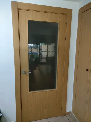 Puerta de roble con cristal