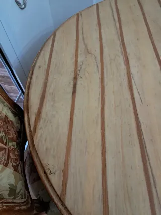 Mesa de salón de madera
