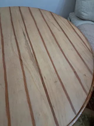 Mesa de salón de madera