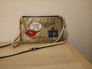 Bolso de mujer dorado con parches