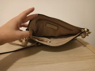 Bolso de mujer dorado con parches
