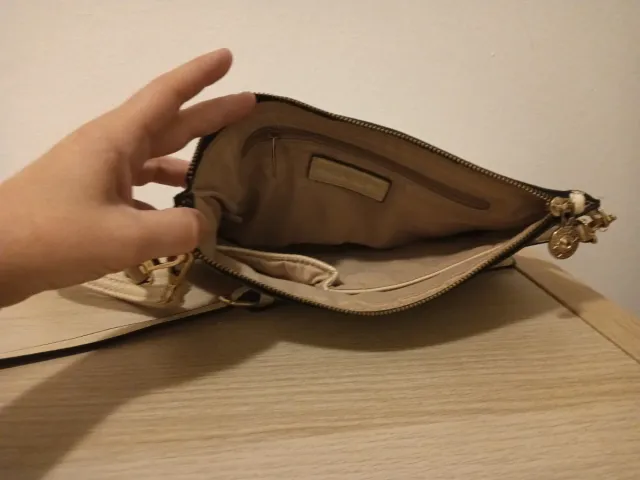 Bolso de mujer dorado con parches