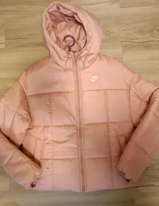 Abrigo Nike rosa acolchado con capucha