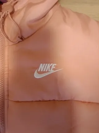 Abrigo Nike rosa acolchado con capucha