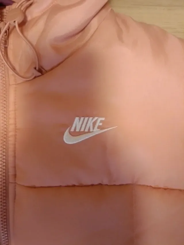 Abrigo Nike rosa acolchado con capucha