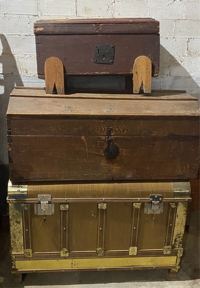 Baúles antiguos de madera y metal los tres 100 eur