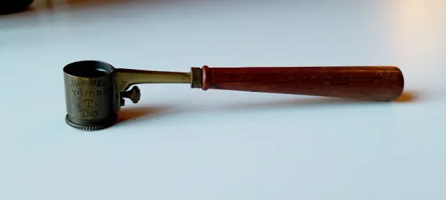 Antico misuratore polvere da sparo ottone