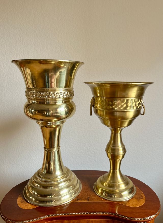 2 Maceteros Dorados Metálicos Tipo Cáliz