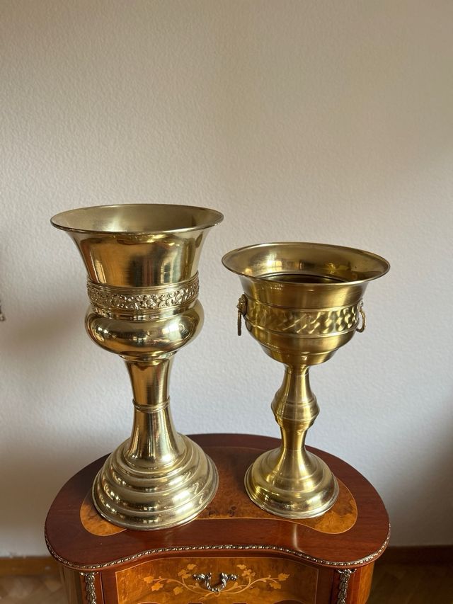 2 Maceteros Dorados Metálicos Tipo Cáliz