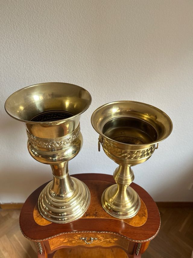 2 Maceteros Dorados Metálicos Tipo Cáliz