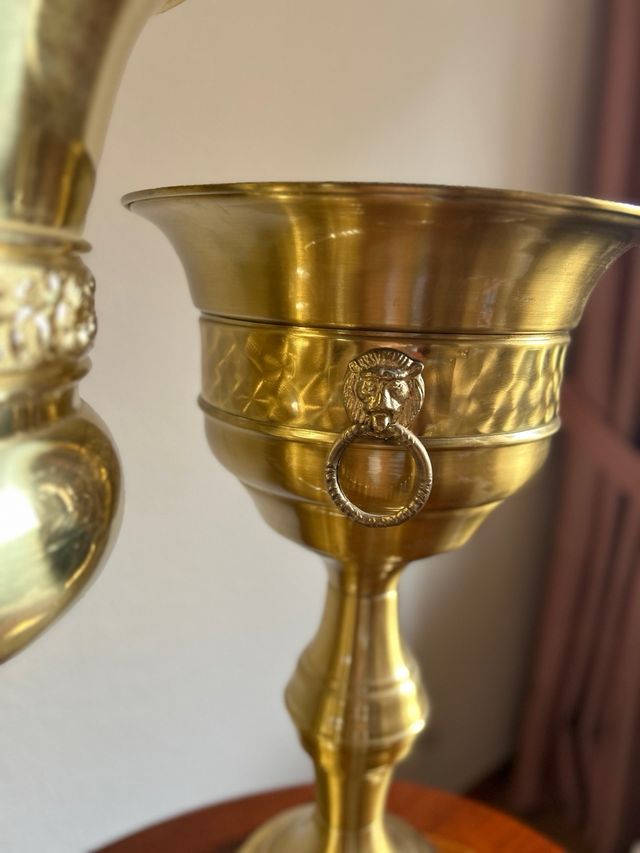 2 Maceteros Dorados Metálicos Tipo Cáliz