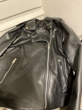 Cazadora efecto piel negra