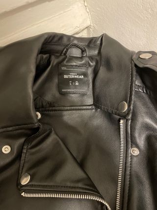 Cazadora efecto piel negra