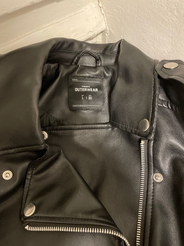 Cazadora efecto piel negra