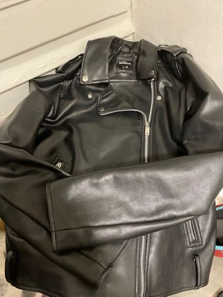 Cazadora efecto piel negra