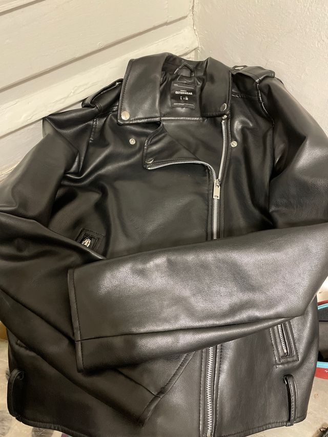 Cazadora efecto piel negra