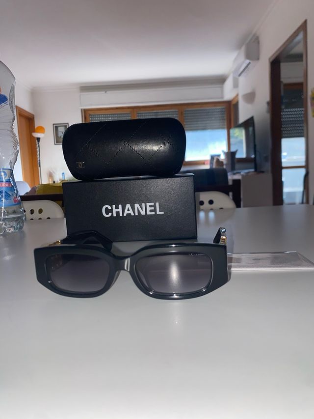 Occhiali da sole Chanel neri e oro