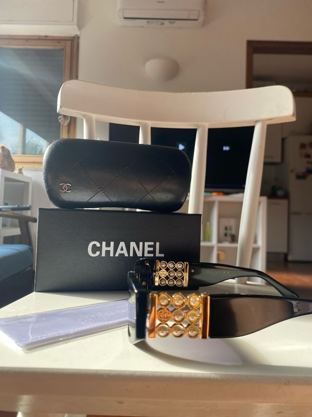 Occhiali da sole Chanel neri e oro