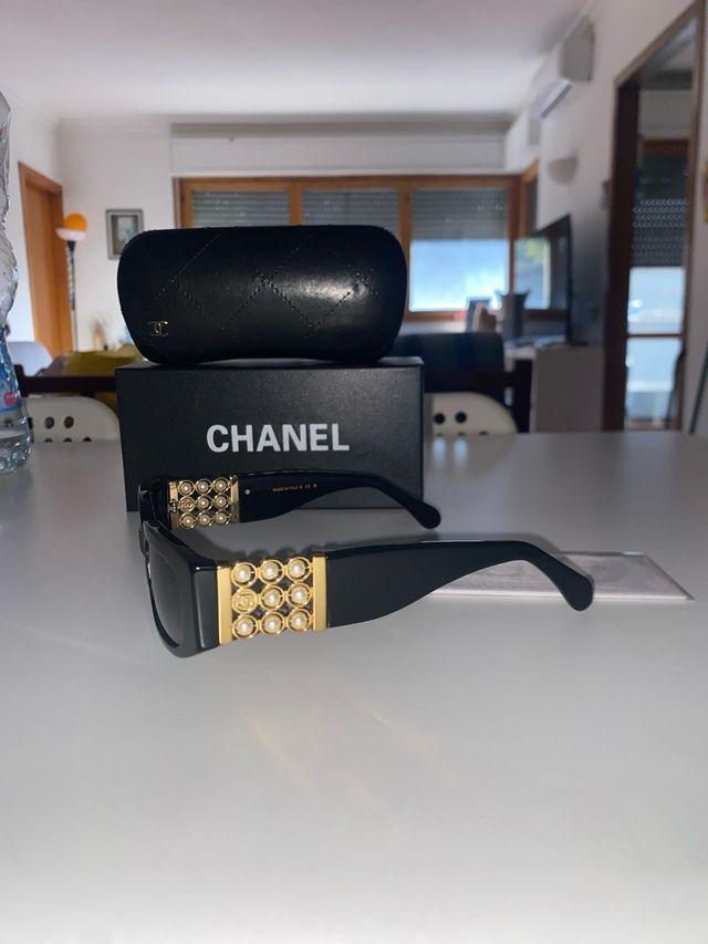 Occhiali da sole Chanel neri e oro