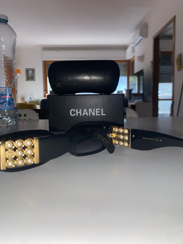Occhiali da sole Chanel neri e oro