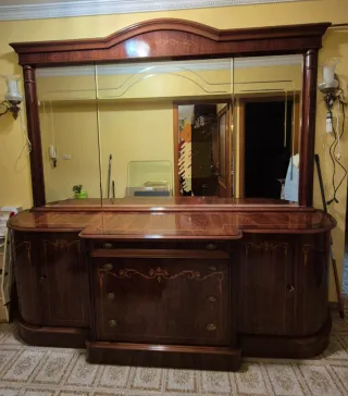 Mueble clásico de entrada y espejo.