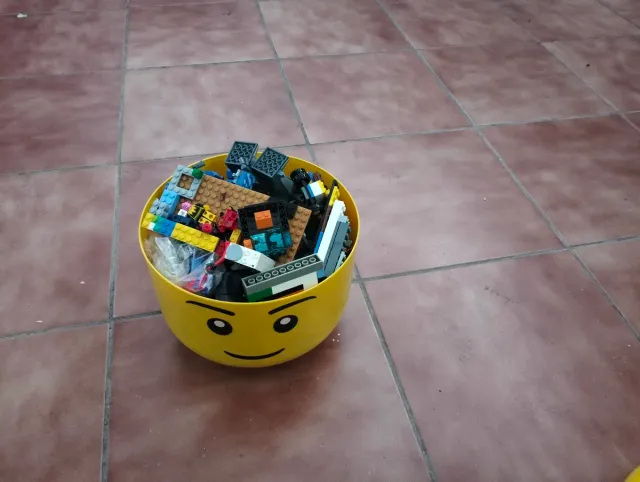 Cubo con piezas de Lego.