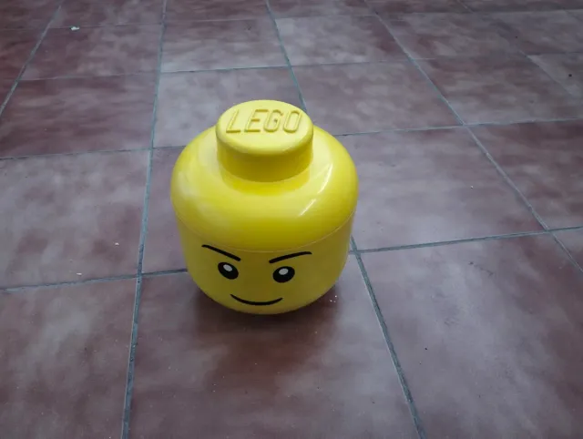 Cubo con piezas de Lego.