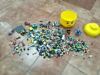 Cubo con piezas de Lego.
