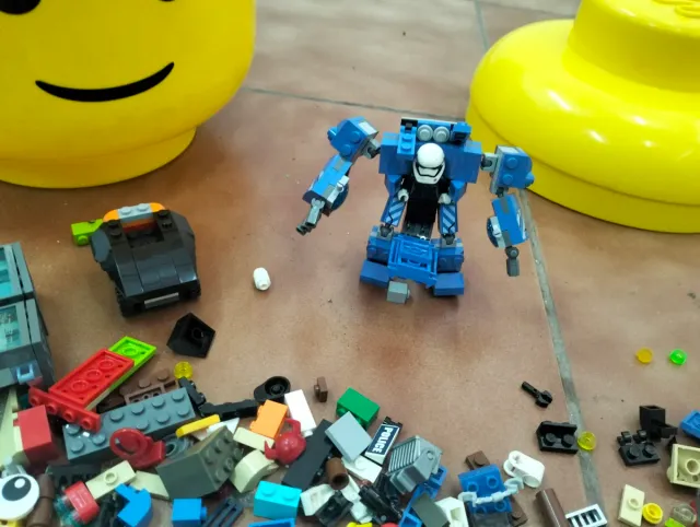 Cubo con piezas de Lego.