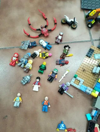 Cubo con piezas de Lego.