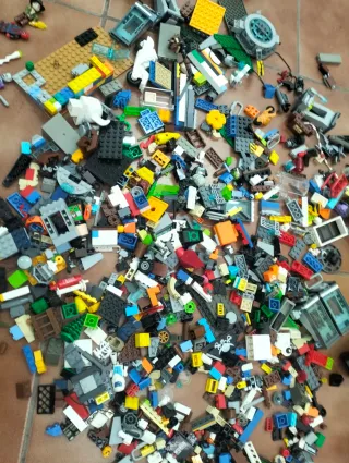 Cubo con piezas de Lego.