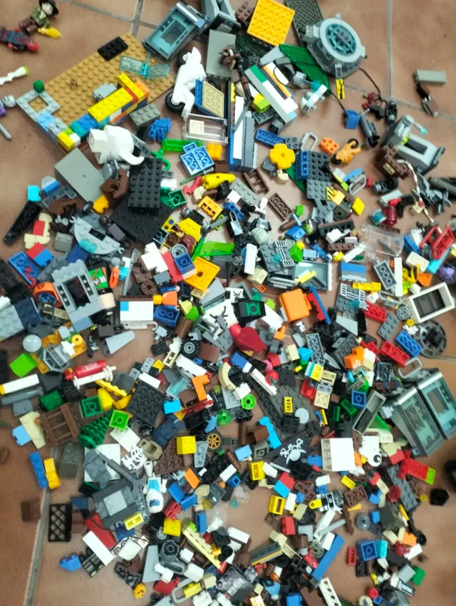 Cubo con piezas de Lego.