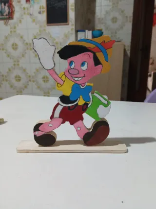 Personaggio Pinocchio in legno