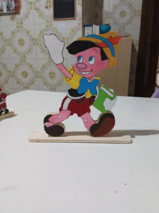 Personaggio Pinocchio in legno