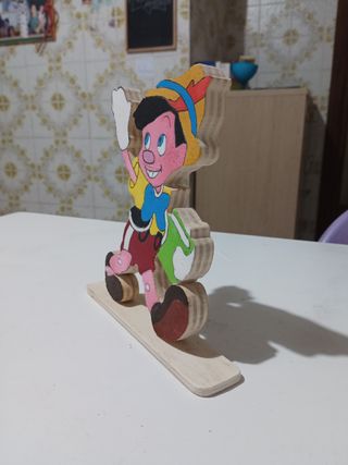 Personaggio Pinocchio in legno