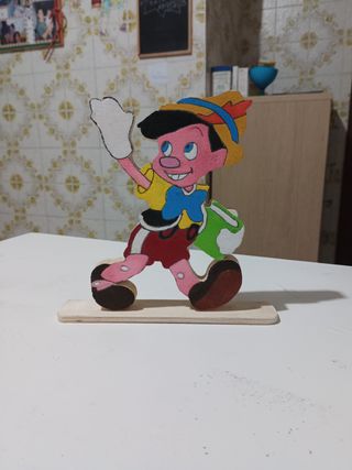 Personaggio Pinocchio in legno