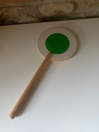 Gioco in legno con bastone e cerchio rosso