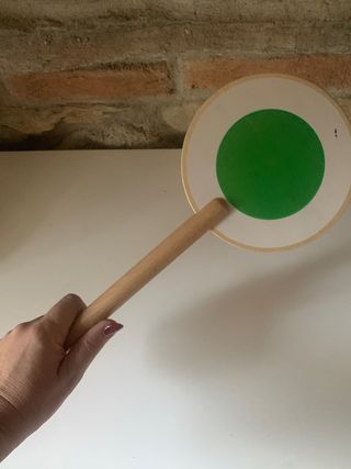 Gioco in legno con bastone e cerchio rosso