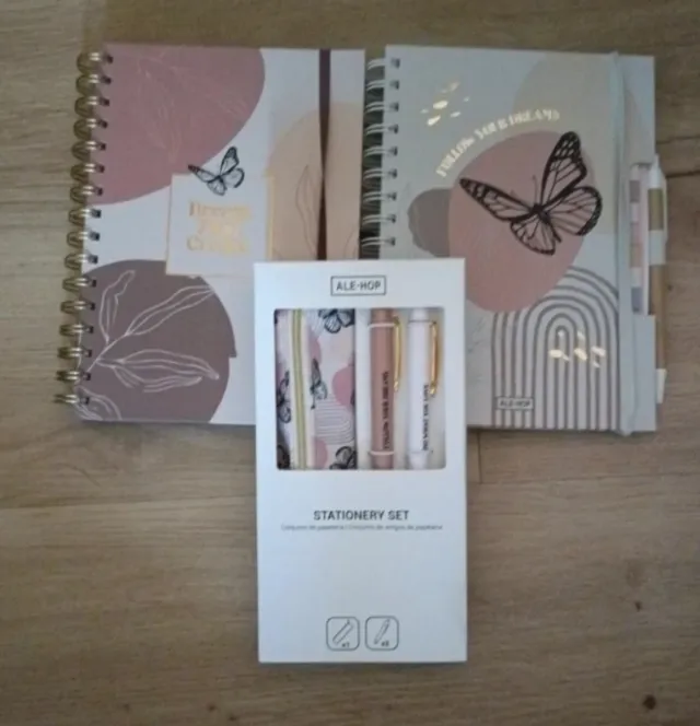 Set de papelería Ale-Hop: cuadernos y bolígrafos
