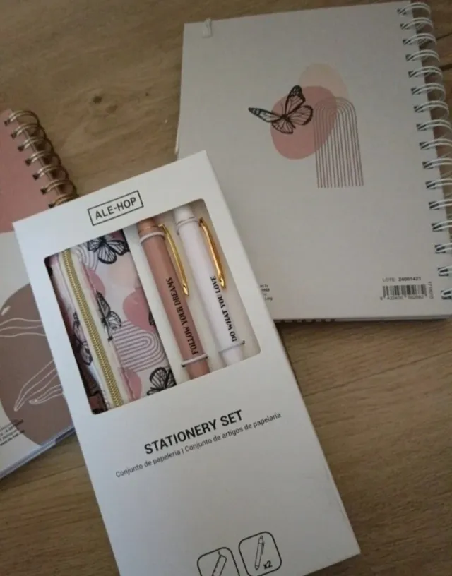 Set de papelería Ale-Hop: cuadernos y bolígrafos
